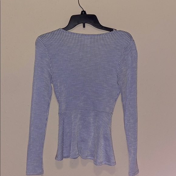 V-neck low shirt - Picture 2 of 2